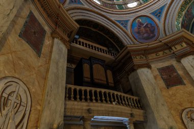 Hayfa, İsrail, 10 Temmuz 2020: İsrail 'in kuzeyindeki Hayfa kentindeki Carmel Dağı' nda bulunan Stella Maris Manastırı 'nın ana salonundaki balkondaki büyük organ