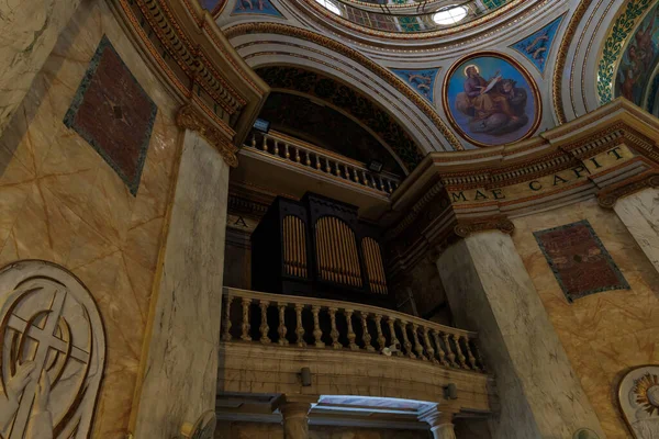 Hayfa, İsrail, 10 Temmuz 2020: İsrail 'in kuzeyindeki Hayfa kentindeki Carmel Dağı' nda bulunan Stella Maris Manastırı 'nın ana salonundaki balkondaki büyük organ