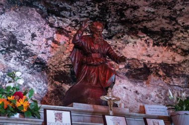 Hayfa, İsrail, 10 Temmuz 2020: Aziz Elijah 'ın kırmızı mermerden yapılmış küçük heykeli, İsrail' in kuzeyindeki Hayfa kentindeki Carmel Dağı 'nda bulunan Stella Maris Manastırı' nda duruyor.
