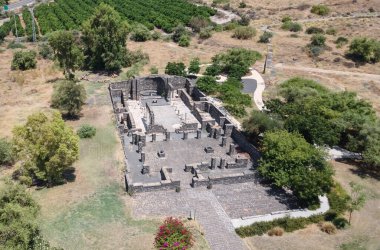 Kursi harabelerinin havadan görünüşü - büyük bir Bizans 8. yüzyıl manastırı. İsa Mesih, Tiberias Gölü kıyılarında mucizeler gerçekleştirdi..