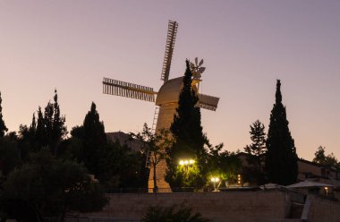 Kudüs, İsrail, 26 Haziran 2020: 1857 'de inşa edilen ünlü Montefiore Değirmeni, şimdi komşu manzaralı ve İsrail' in Kudüs kentindeki güneşin ışığı altında şarap tatma merkezli bir ziyaretçi merkezi.