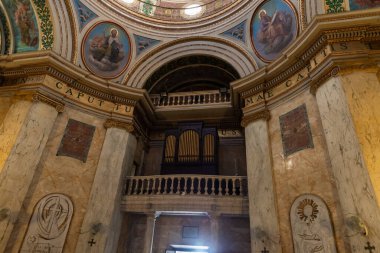 Hayfa, İsrail, 10 Temmuz 2020: İsrail 'in kuzeyindeki Hayfa kentindeki Carmel Dağı' nda bulunan Stella Maris Manastırı 'nın ana salonundaki balkondaki büyük organ