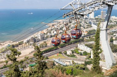 Hayfa, İsrail, 10 Temmuz 2020: Kabloların kabinleri, şehir merkezi ve İsrail 'in kuzeyinde Hayfa' daki Akdeniz 'in arka planına karşı Carmel Dağı' ndaki üst istasyondan ayrılır.