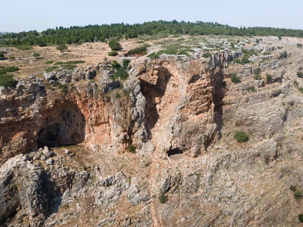 Keshet洞窟 イスラエルのShlomi市の近くに壮大な景色を望む浅い洞窟の遺跡にまたがる古代の天然石灰岩のアーチ — ストック写真