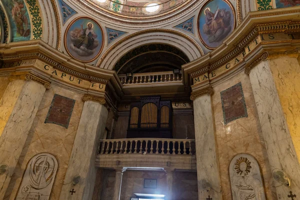 Hayfa, İsrail, 10 Temmuz 2020: İsrail 'in kuzeyindeki Hayfa kentindeki Carmel Dağı' nda bulunan Stella Maris Manastırı 'nın ana salonundaki balkondaki büyük organ