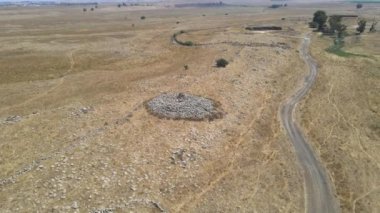 Bronz Çağı 'nın başlarındaki Megalitik kompleksin kalıntıları Rujum Al-Hiri, İsrail' in Golan Tepeleri 'ndeki Gilgal Rephaeem.