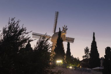 Kudüs, İsrail, 26 Haziran 2020: 1857 'de inşa edilen ünlü Montefiore Değirmeni, şimdi komşu manzaralı ve İsrail' in Kudüs kentindeki güneşin ışığı altında şarap tatma merkezli bir ziyaretçi merkezi.