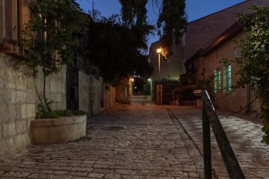 Kudüs, İsrail, 26 Haziran 2020: Kudüs Mishkenot Sheanim 'deki Yemin Moshe Caddesi' ndeki yerleşim binaları - Hutzot Hayotzer Mahallesi Kudüs, İsrail 'de batan güneşin ışığı altında