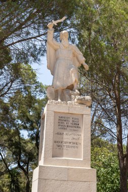 Daliyat al-Karmel, İsrail, 17 Temmuz 2020: Elijah 'ın büyük taş heykeli - Peygamber, İsrail' in kuzeyindeki Deir el-Mukhraqa Karmelite Manastırı 'nın bahçesinde taş bir heykel üzerinde duruyor.
