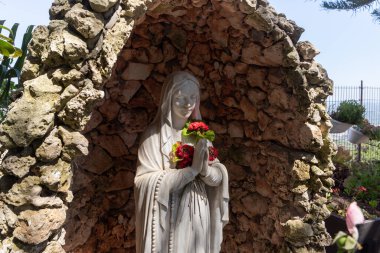 Daliyat al-Karmel, İsrail, 17 Temmuz 2020: İsrail 'in kuzeyindeki Deir Al-Mukhraqa Karmelite Manastırı' nın bahçesindeki taş Bakire Meryem heykeli