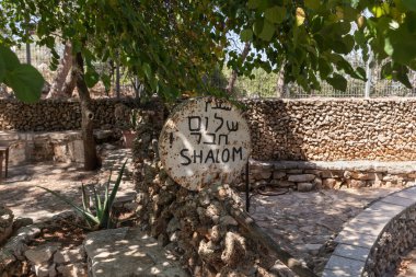 Daliyat al-Karmel, İsrail, 17 Temmuz 2020: Dekoratif süslemeler İsrail 'in kuzeyindeki Deir el Mukhraqa Karmelit Manastırı' nın bahçesinde