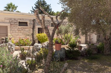 Daliyat al-Karmel, İsrail, 17 Temmuz 2020: Dekoratif süslemeler İsrail 'in kuzeyindeki Deir el Mukhraqa Karmelit Manastırı' nın bahçesinde