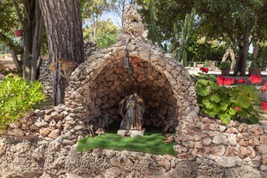 Daliyat al-Karmel, İsrail, 17 Temmuz 2020: Dekoratif süslemeler İsrail 'in kuzeyindeki Deir el Mukhraqa Karmelit Manastırı' nın bahçesinde