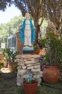 Daliyat al-Karmel, İsrail, 17 Temmuz 2020: Bakire Meryem heykeli, İsrail 'in kuzeyindeki Deir el-Mukhraqa Karmelite Manastırı' nın bahçesindeki taşlardan bir heykel üzerinde duruyor.