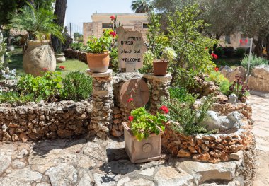 Daliyat al-Karmel, İsrail, 17 Temmuz 2020: Dekoratif süslemeler İsrail 'in kuzeyindeki Deir el Mukhraqa Karmelit Manastırı' nın bahçesinde