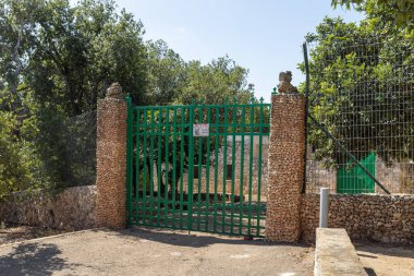 Daliyat al-Karmel, İsrail, 17 Temmuz 2020: Kuzey İsrail 'deki Deir Al-Mukhraqa Karmelite Manastırı' nın büyük demir kapısı