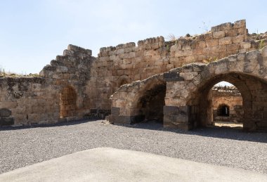 Afula, İsrail, 18 Temmuz 2020: İsrail 'deki Ürdün Vadisi' nin yukarısındaki bir tepenin üzerindeki büyük Konukseverler Kalesi Belvoir - Ürdün Yıldızı
