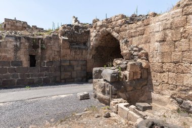 Afula, İsrail, 18 Temmuz 2020: İsrail 'deki Ürdün Vadisi' nin yukarısındaki bir tepenin üzerindeki büyük Konukseverler Kalesi Belvoir - Ürdün Yıldızı