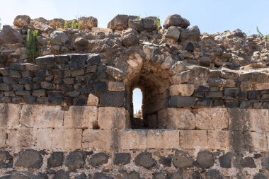 Afula, İsrail, 18 Temmuz 2020: İsrail 'deki Ürdün Vadisi' nin yukarısındaki bir tepenin üzerindeki büyük Konukseverler Kalesi Belvoir - Ürdün Yıldızı