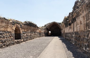 Afula, İsrail, 18 Temmuz 2020: İsrail 'deki Ürdün Vadisi' nin yukarısındaki bir tepenin üzerindeki büyük Konukseverler Kalesi Belvoir - Ürdün Yıldızı