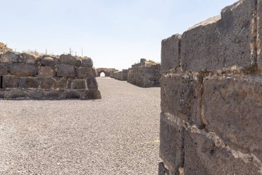 Afula, İsrail, 18 Temmuz 2020: İsrail 'deki Ürdün Vadisi' nin yukarısındaki bir tepenin üzerindeki büyük Konukseverler Kalesi Belvoir - Ürdün Yıldızı