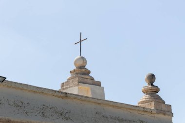 Daliyat al-Karmel, İsrail, 17 Temmuz 2020: Büyük demir haç İsrail 'in kuzeyindeki Deir el Mukhraqa Karmelit Manastırı' nın çatısında duruyor