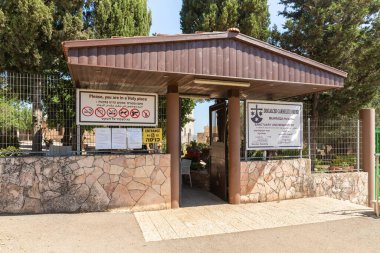 Daliyat al-Karmel, İsrail, 17 Temmuz 2020: Kuzey İsrail 'deki Deir Al-Mukhraqa Karmelite Manastırı' nın ana girişi