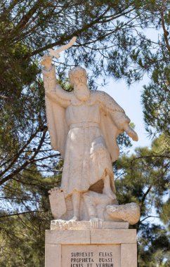 Daliyat al-Karmel, İsrail, 17 Temmuz 2020: Elijah 'ın büyük taş heykeli - Peygamber, İsrail' in kuzeyindeki Deir el-Mukhraqa Karmelite Manastırı 'nın bahçesinde taş bir heykel üzerinde duruyor.