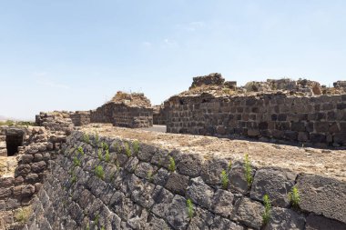 Afula, İsrail, 18 Temmuz 2020: İsrail 'deki Ürdün Vadisi' nin yukarısındaki bir tepenin üzerindeki büyük Konukseverler Kalesi Belvoir - Ürdün Yıldızı