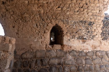 Afula, İsrail, 18 Temmuz 2020: İsrail 'deki Ürdün Vadisi' nin yukarısındaki bir tepenin üzerindeki büyük Konukseverler Kalesi Belvoir - Ürdün Yıldızı