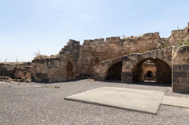 Afula, İsrail, 18 Temmuz 2020: İsrail 'deki Ürdün Vadisi' nin yukarısındaki bir tepenin üzerindeki büyük Konukseverler Kalesi Belvoir - Ürdün Yıldızı