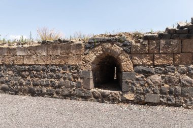 Afula, İsrail, 18 Temmuz 2020: İsrail 'deki Ürdün Vadisi' nin yukarısındaki bir tepenin üzerindeki büyük Konukseverler Kalesi Belvoir - Ürdün Yıldızı