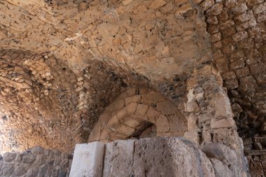Afula, İsrail, 18 Temmuz 2020: İsrail 'deki Ürdün Vadisi' nin yukarısındaki bir tepenin üzerindeki büyük Konukseverler Kalesi Belvoir - Ürdün Yıldızı