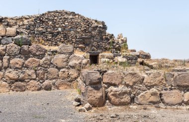 Afula, İsrail, 18 Temmuz 2020: İsrail 'deki Ürdün Vadisi' nin yukarısındaki bir tepenin üzerindeki büyük Konukseverler Kalesi Belvoir - Ürdün Yıldızı