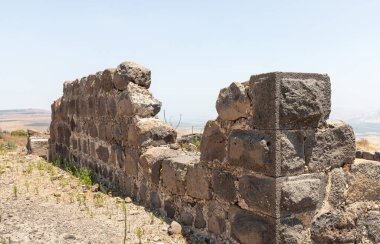 Afula, İsrail, 18 Temmuz 2020: İsrail 'deki Ürdün Vadisi' nin yukarısındaki bir tepenin üzerindeki büyük Konukseverler Kalesi Belvoir - Ürdün Yıldızı