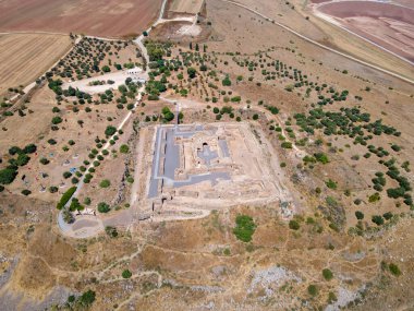 Afula, İsrail, 18 Temmuz 2020: İsrail 'deki Ürdün Vadisi' nin yukarısındaki bir tepenin üzerindeki büyük Hastahaneler Kalesi Belvoir - Ürdün Yıldızı 'nın kalıntılarına havadan bakış