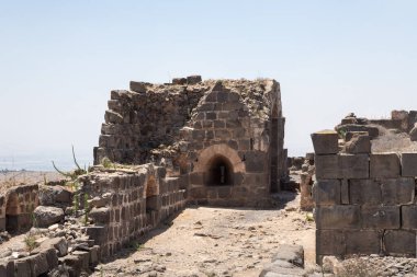 Afula, İsrail, 18 Temmuz 2020: İsrail 'deki Ürdün Vadisi' nin yukarısındaki bir tepenin üzerindeki büyük Konukseverler Kalesi Belvoir - Ürdün Yıldızı