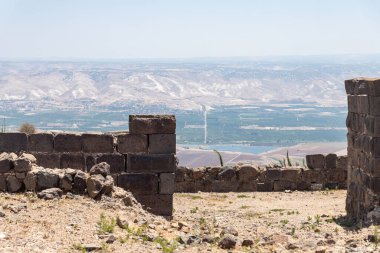 Afula, İsrail, 18 Temmuz 2020: Ürdün Vadisi 'ne İsrail' deki Ürdün Vadisi 'nin yukarısındaki Belvoir - Ürdün Yıldızı' nın harabelerinden bakın.