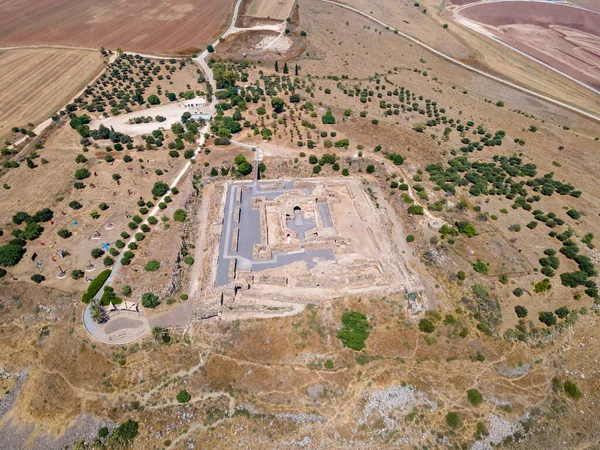 Afula, İsrail, 18 Temmuz 2020: İsrail 'deki Ürdün Vadisi' nin yukarısındaki bir tepenin üzerindeki büyük Hastahaneler Kalesi Belvoir - Ürdün Yıldızı 'nın kalıntılarına havadan bakış