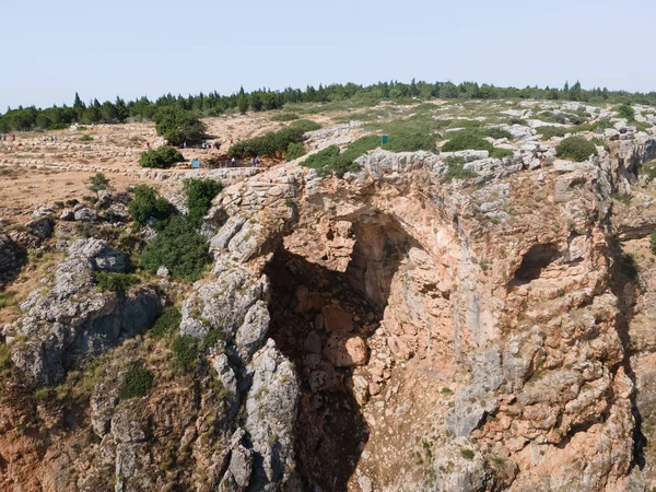 Keshet洞窟 イスラエルのShlomi市の近くに壮大な景色を望む浅い洞窟の遺跡にまたがる古代の天然石灰岩のアーチ — ストック写真