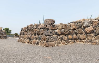 Afula, İsrail, 18 Temmuz 2020: İsrail 'deki Ürdün Vadisi' nin yukarısındaki bir tepenin üzerindeki büyük Konukseverler Kalesi Belvoir - Ürdün Yıldızı