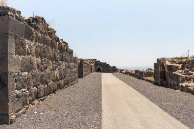 Afula, İsrail, 18 Temmuz 2020: İsrail 'deki Ürdün Vadisi' nin yukarısındaki bir tepenin üzerindeki büyük Konukseverler Kalesi Belvoir - Ürdün Yıldızı
