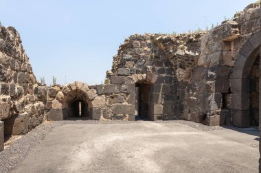 Afula, İsrail, 18 Temmuz 2020: İsrail 'deki Ürdün Vadisi' nin yukarısındaki bir tepenin üzerindeki büyük Konukseverler Kalesi Belvoir - Ürdün Yıldızı