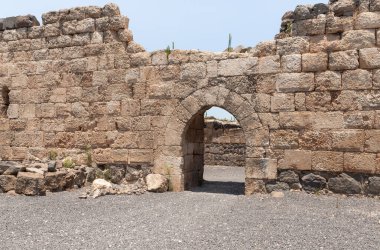 Afula, İsrail, 18 Temmuz 2020: İsrail 'deki Ürdün Vadisi' nin yukarısındaki bir tepenin üzerindeki büyük Konukseverler Kalesi Belvoir - Ürdün Yıldızı