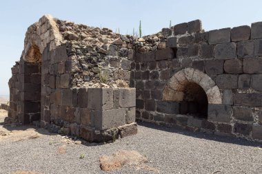 Afula, İsrail, 18 Temmuz 2020: İsrail 'deki Ürdün Vadisi' nin yukarısındaki bir tepenin üzerindeki büyük Konukseverler Kalesi Belvoir - Ürdün Yıldızı
