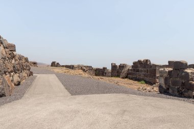 Afula, İsrail, 18 Temmuz 2020: İsrail 'deki Ürdün Vadisi' nin yukarısındaki bir tepenin üzerindeki büyük Konukseverler Kalesi Belvoir - Ürdün Yıldızı