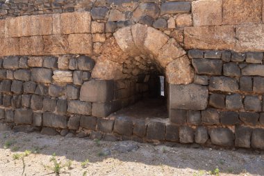 Afula, İsrail, 18 Temmuz 2020: İsrail 'deki Ürdün Vadisi' nin yukarısındaki bir tepenin üzerindeki büyük Konukseverler Kalesi Belvoir - Ürdün Yıldızı