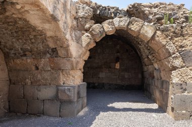 Afula, İsrail, 18 Temmuz 2020: İsrail 'deki Ürdün Vadisi' nin yukarısındaki bir tepenin üzerindeki büyük Konukseverler Kalesi Belvoir - Ürdün Yıldızı