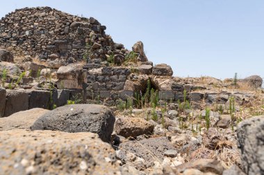 Afula, İsrail, 18 Temmuz 2020: İsrail 'deki Ürdün Vadisi' nin yukarısındaki bir tepenin üzerindeki büyük Konukseverler Kalesi Belvoir - Ürdün Yıldızı