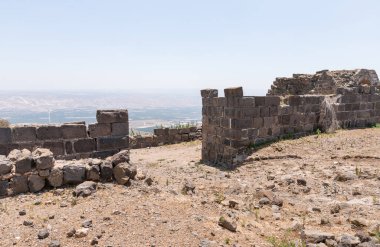 Afula, İsrail, 18 Temmuz 2020: İsrail 'deki Ürdün Vadisi' nin yukarısındaki bir tepenin üzerindeki büyük Konukseverler Kalesi Belvoir - Ürdün Yıldızı